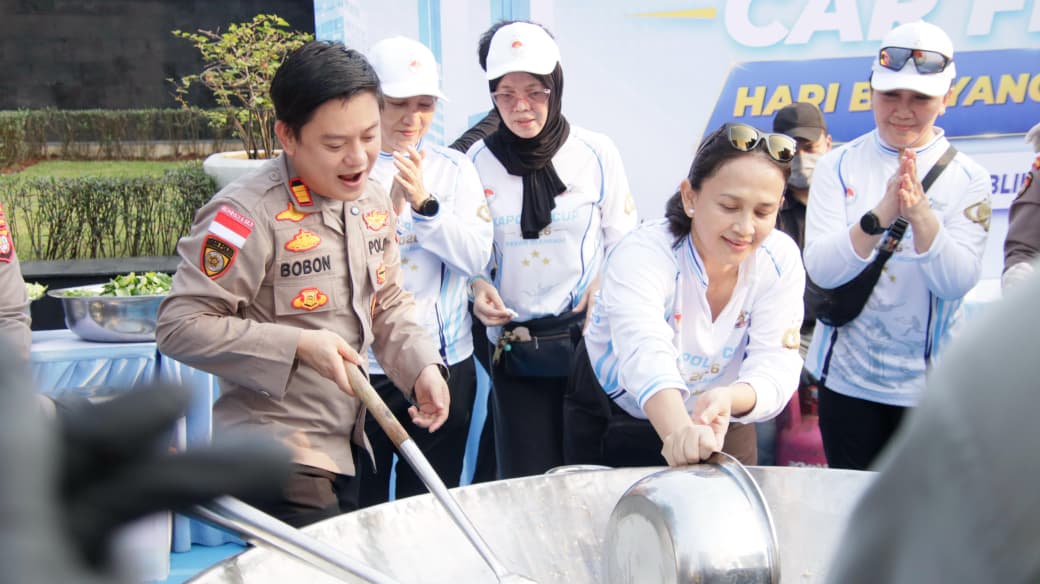 Dapur Jaga Jakarta: Bobon Santoso Masak 3.000 Porsi Tongseng Gratis di Car Free Day Polda Metro Jaya