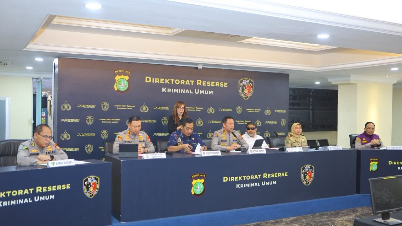 Kabid Dokkes Polda Metro Jaya Kombes Pol dr. Martinus Ginting, Sp.P. dalam konferensi pers perkembangan penanganan perkara Percetakan Mau Print di Polda Metro Jaya, Jumat, 3 Juli 2026.