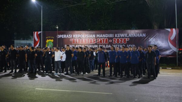 Personel kepolisian mengikuti apel kesiapan Operasi Berantas Jaya 2026 di Lapangan Apel Polda Metro Jaya.