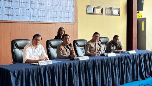 Kasat Reskrim Polres Metro Jakarta Pusat AKBP Roby Heri Saputra dalam rilis perkara Percetakan Mau Print di Polres Metro Jakarta Pusat, Jumat, 26 Juni 2026.