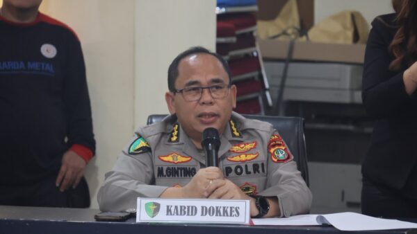 Kabid Dokkes Polda Metro Jaya Kombes Pol dr. Martinus Ginting, Sp.P. dalam konferensi pers perkembangan penanganan perkara Percetakan Mau Print di Polda Metro Jaya, Jumat, 3 Juli 2026.