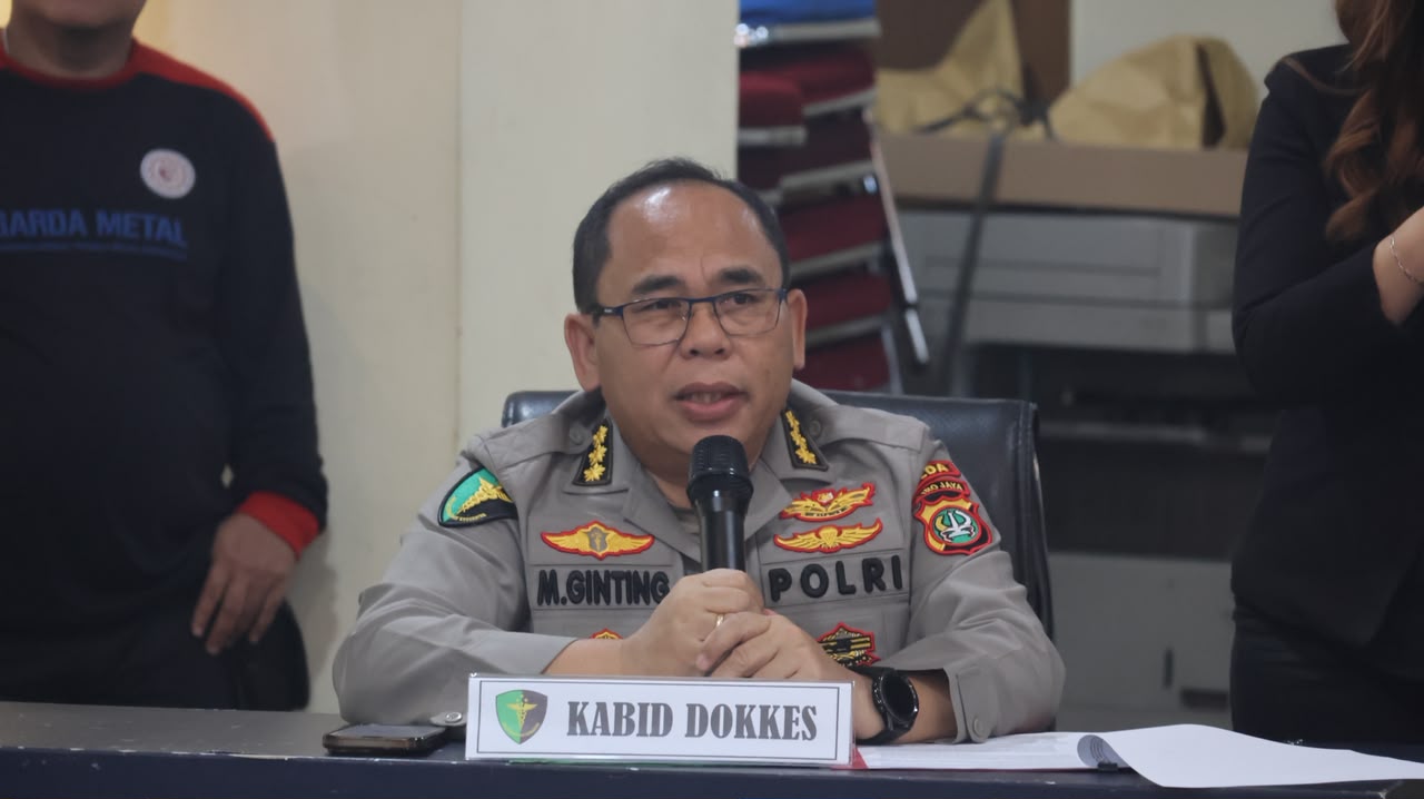 Kabid Dokkes Polda Metro Jaya Kombes Pol dr. Martinus Ginting, Sp.P. dalam konferensi pers perkembangan penanganan perkara Percetakan Mau Print di Polda Metro Jaya, Jumat, 3 Juli 2026.