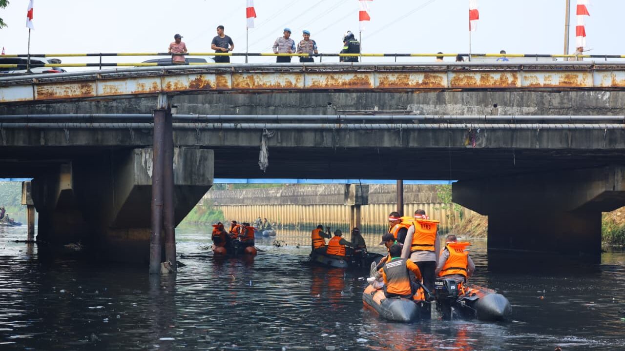 Pangdam Jaya, Kapolda Metro Jaya dan Pemprov DKI Bersih-Bersih Sungai Bersama Masyarakat