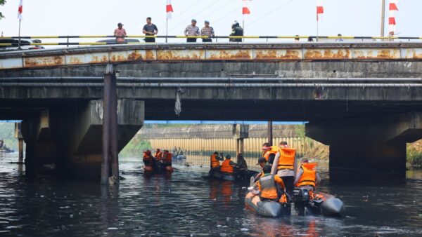 Pangdam Jaya, Kapolda Metro Jaya dan Pemprov DKI Bersih-Bersih Sungai Bersama Masyarakat
