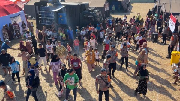 Polri Gelar Senam Trauma Healing untuk Bangkitkan Semangat Pengungsi Pascagempa