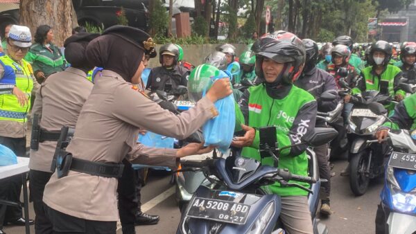 Jumat Peduli, Polda Metro Jaya Berbagi Sembako kepada Pengemudi Ojol