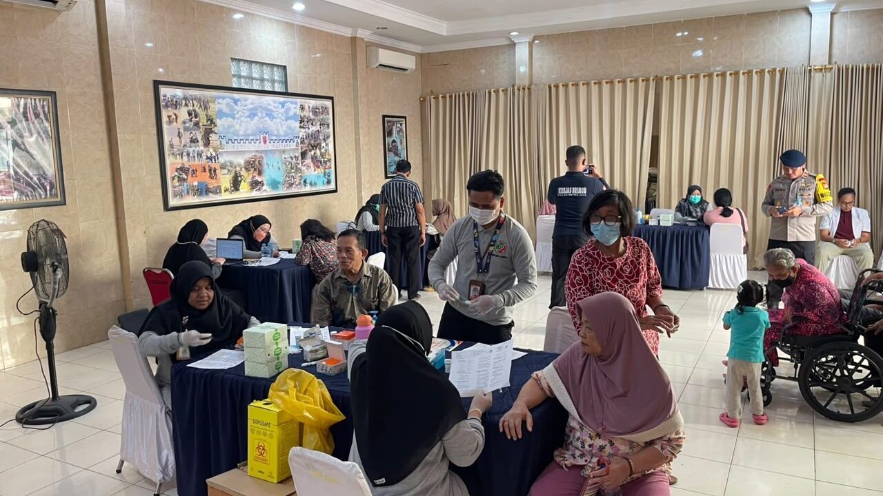 Brimob Metro Jaya Gelar Cek Kesehatan Gratis dan Bagikan Sembako di Mako Detasemen Gegana