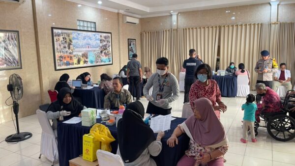 Brimob Metro Jaya Gelar Cek Kesehatan Gratis dan Bagikan Sembako di Mako Detasemen Gegana