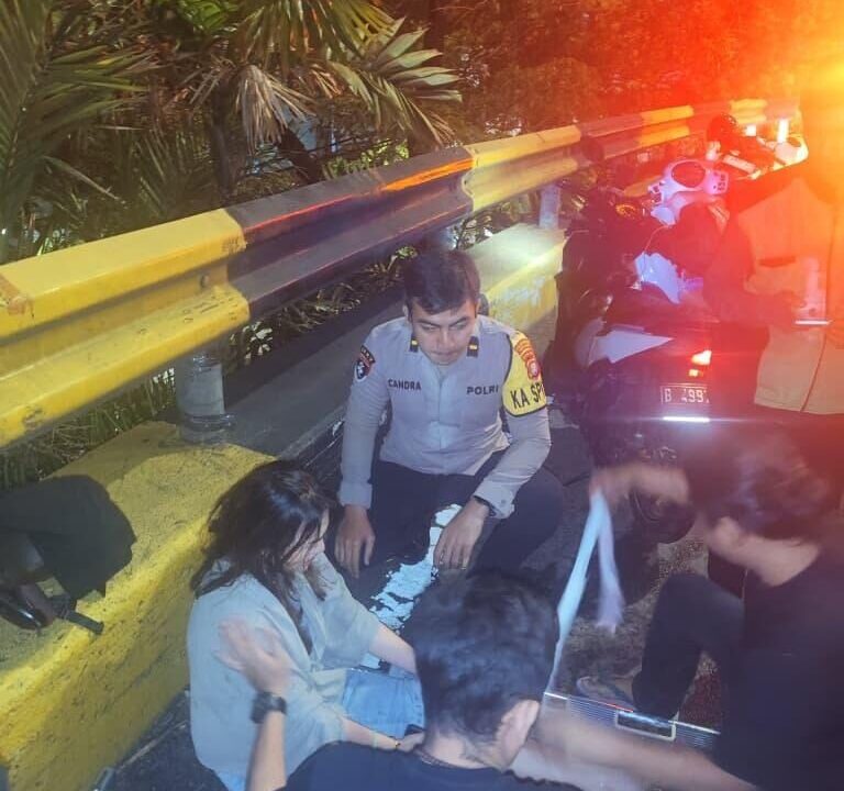 Laporan 110, Polisi Evakuasi Dua Korban Kecelakaan Tunggal di Flyover Senayan