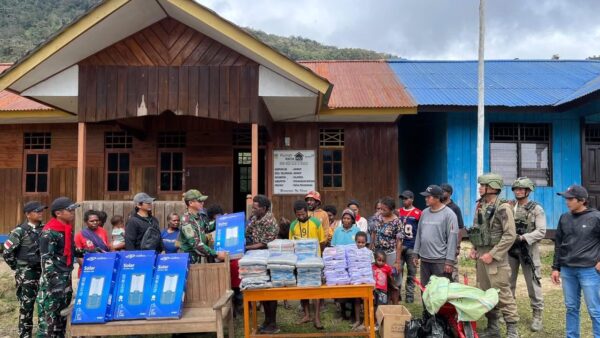 LAMPU SOLAR PANEL TERANGI ARINKOP, WARGA SAMBUT HANGAT KEHADIRAN SATGAS DAMAI CARTENZ DAN SATGAS TNI